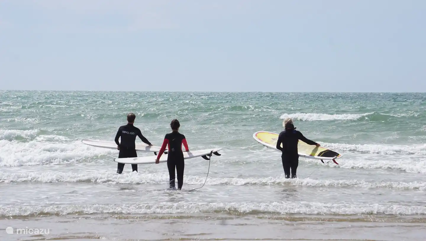 Denk je er soms aan om het leven te leiden van een surfende hippie die van strand naar strand reist in zijn bus?
Misschien is deze droom, afgezien van al zijn clichés, niet zo ver weg als hij klinkt ...