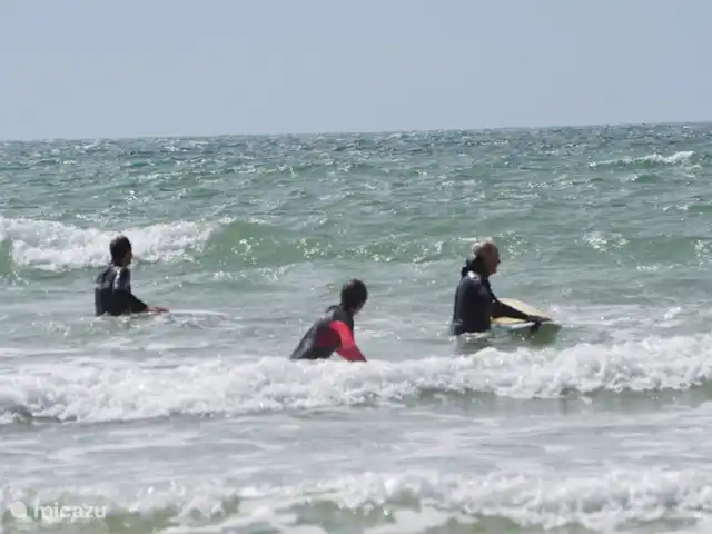 Maison Lavande | France, Vendée, La Tranche-sur-Mer - maison de vacances ... La Tranche sur Mer offre les vagues parfaites pour réellement apprendre à surfer !
Ces dernières années, un véritable boom du surf a éclaté ici. Les écoles proposent du matériel et des cours. Lorsque les vagues deviennent trop grosses pour les débutants, les professionnels talentueux peuvent être admirés !