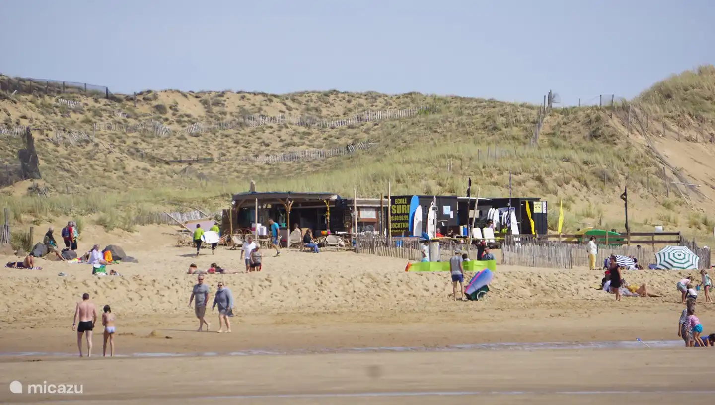 Dit is onze absolute favoriete strandbar La Case d'Elo!
Vraag ons niet hoeveel ongelooflijk grappige, gezellige, milde zomeravonden we hier hebben genoten! Goede wijn, goede muziek, goede mensen. En een zonsondergang die meer dan goed is, maar adembenemend!