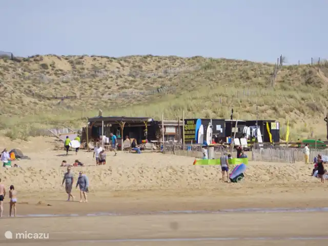Maison Lavande | France, Vendée, La Tranche-sur-Mer - maison de vacances C'est notre bar de plage préféré absolu La Case d'Elo!
Ne nous demandez pas combien de soirées d'été incroyablement drôles, douillettes et douces nous avons passées ici ! Bon vin, bonne musique, bonnes personnes. Et un coucher de soleil plus que bon, mais époustouflant !