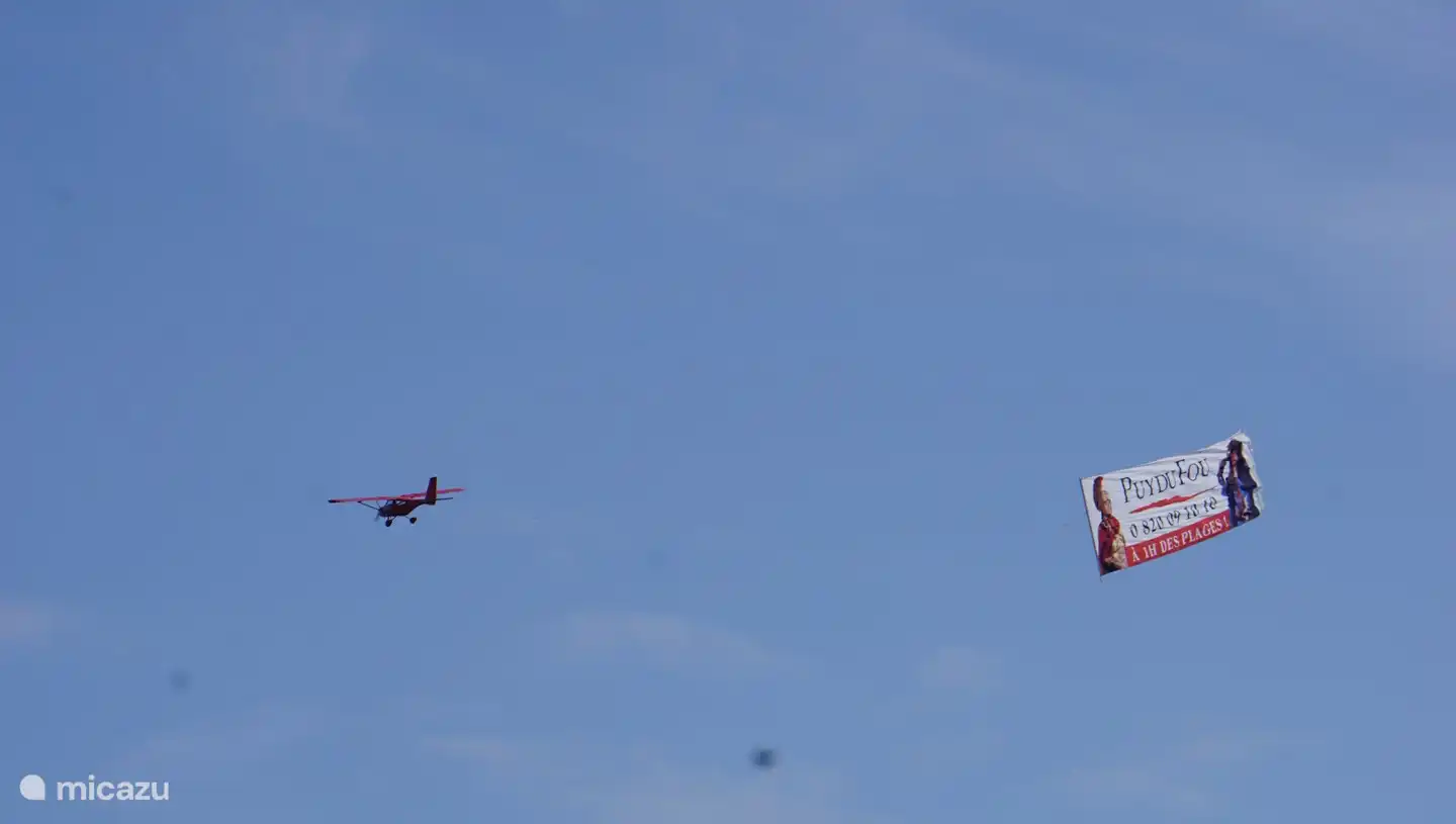 Een typisch tafereel terwijl je op het strand ligt en naar de  felblauwe hemel blikt: schattige vliegtuigen die langs het strand zoemen om de aandacht te vestigen op bezienswaardigheden of om evenementen zoals één van de vele vuurwerken aan te kondigen.
