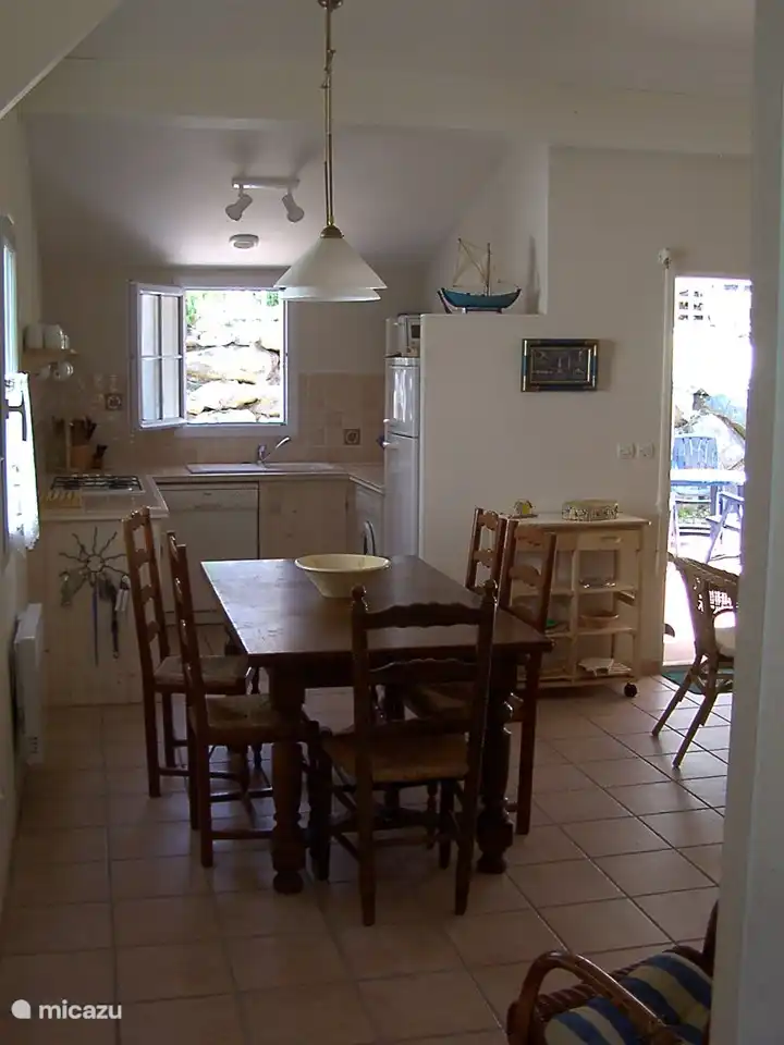 Het hele gezin kan samen aan de grote tafel voor de keuken dineren. Het blijft hier gezellig, ook al is het te fris om buiten te zitten.