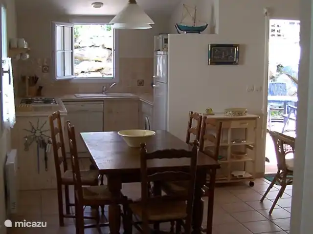 Maison Lavande | France, Vendée, La Tranche-sur-Mer - maison de vacances Toute la famille peut dîner ensemble à la grande table devant la cuisine. Il reste confortable ici, même s'il fait trop frais pour s'asseoir dehors.