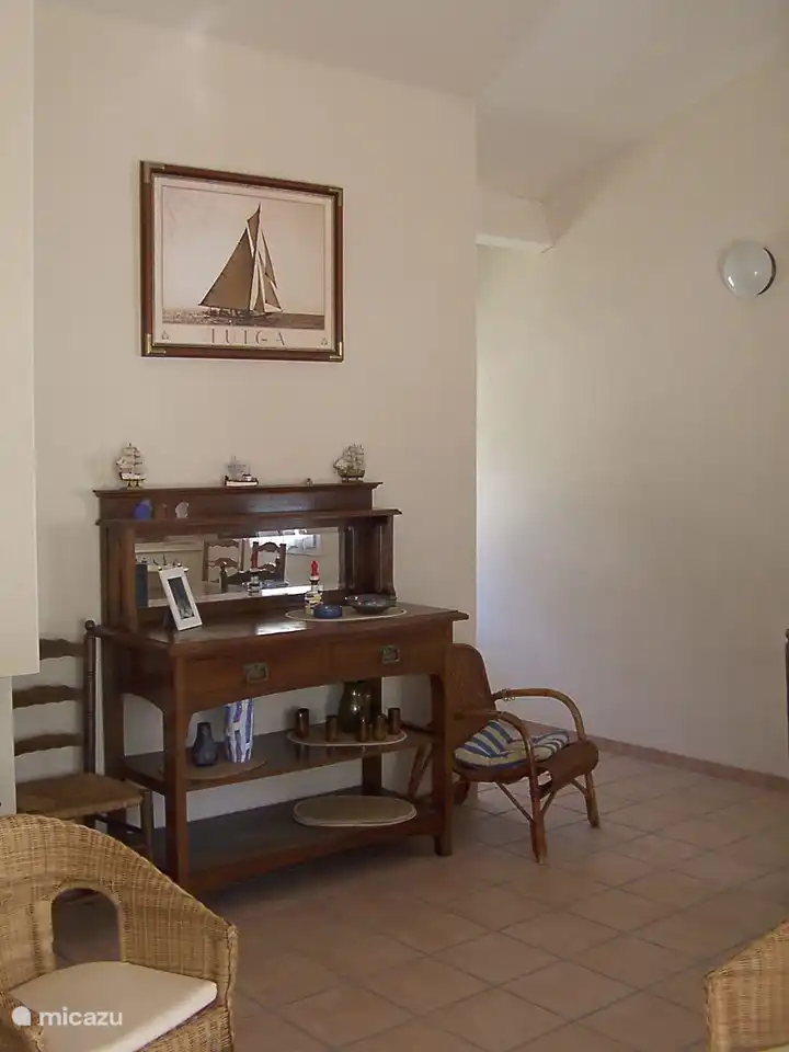 Uitzicht vanaf de bank naar de ingang. Het antieke dressoir ziet er niet alleen mooi uit, maar mag ook gebruikt worden!