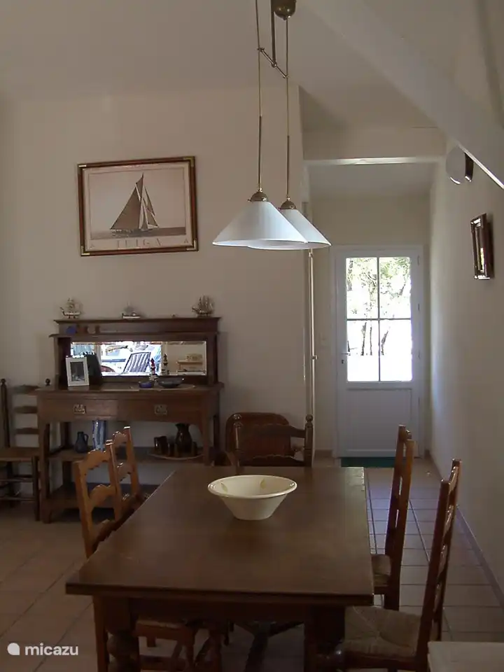 Dat is het uitzicht vanuit de keuken naar de ingang.