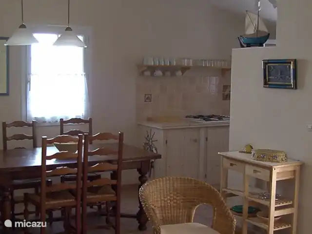 Maison Lavande | France, Vendée, La Tranche-sur-Mer - maison de vacances La porte coulissante en verre donnant sur le jardin est située derrière le coin salon.