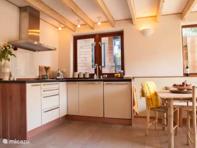 Location de Vacances Pays-Bas, Hollande du Nord, Schoorl, maison de vacances - Ecole Ecolodge de Parel Cuisine avec cuisinière électrique, lave-vaisselle entièrement équipée.
