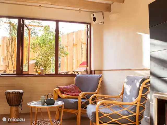 Location de Vacances Pays-Bas, Hollande du Nord, Schoorl, maison de vacances - Ecole Ecolodge de Parel Coin salon. En face des chaises se trouve la télévision avec Netflix et une chaîne stéréo Denon de luxe avec CD, radio Internet et connexion pour un téléphone portable.