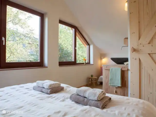 Location de Vacances Pays-Bas, Hollande du Nord, Schoorl, maison de vacances - Ecole Ecolodge de Parel Vue du lit double sur lavabo. Derrière l'évier se trouve un autre canapé-lit.