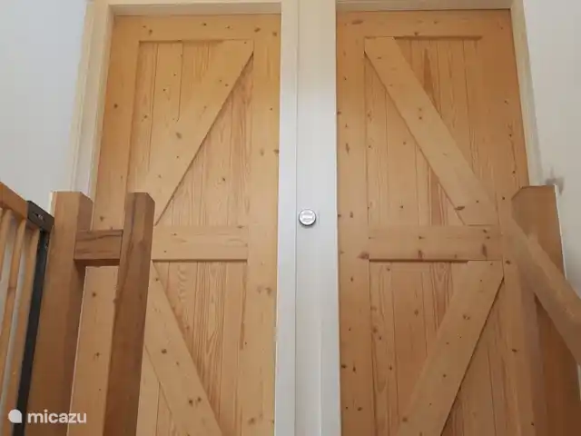 Location de Vacances Pays-Bas, Hollande du Nord, Schoorl, maison de vacances - Ecole Ecolodge de Parel Deux salles de bains avec douche et toilettes photographiées depuis les escaliers jusqu'à l'étage supérieur.