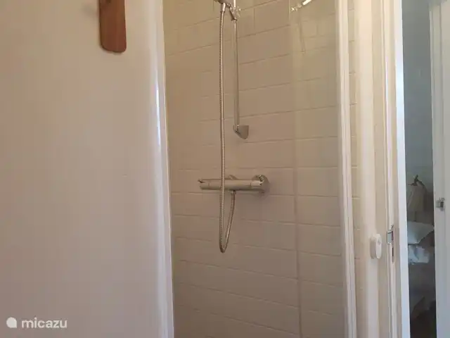 Location de Vacances Pays-Bas, Hollande du Nord, Schoorl, maison de vacances - Ecole Ecolodge de Parel La douche est équipée d'un pommeau de douche à économie d'eau de Niebla. La chaleur des eaux usées est également utilisée pour préchauffer l'eau froide de la douche.