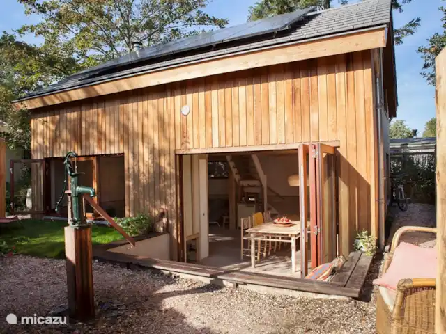 Location de Vacances Pays-Bas, Hollande du Nord, Schoorl, maison de vacances - Ecole Ecolodge de Parel Patio extérieur privé. Il y a plusieurs coins salons extérieurs. Il y a aussi une table extérieure pour manger.