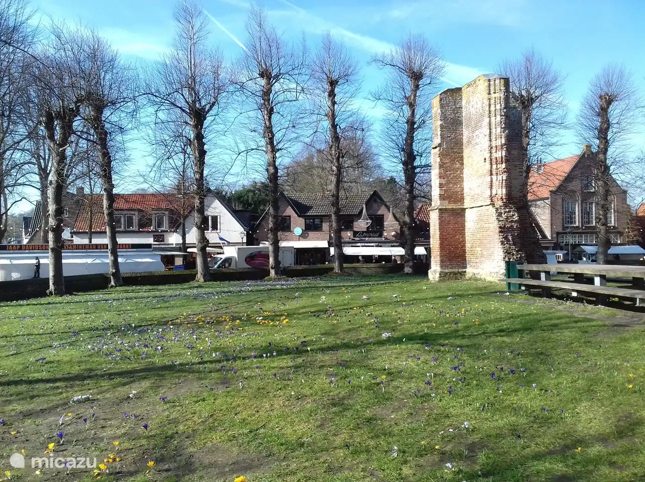 De markt op zaterdag in Bergen bij de Ruïnekerk. Om de kerk zijn vele restaurant en cafe's. Ook is het heerlijk boodschappen doen of winkelen in Bergen.
