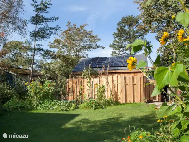 Location de Vacances Pays-Bas, Hollande du Nord, Schoorl, maison de vacances - Ecole Ecolodge de Parel La clôture de l'Ecolodge. Sur le toit, vous pouvez voir les panneaux solaires avec lesquels la maison est en grande partie alimentée en énergie.