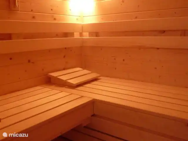 Location de Vacances Pays-Bas, Hollande du Nord, Schoorl, maison de vacances - Ecole Ecolodge de Parel Sauna chauffé électriquement pour 1 à 5 personnes. Il y a 3 couchettes. Apportez votre propre peignoir !! Il y a aussi une douche extérieure pour une douche froide ou chaude. Merveilleux en hiver en combinaison avec le poêle à bois.