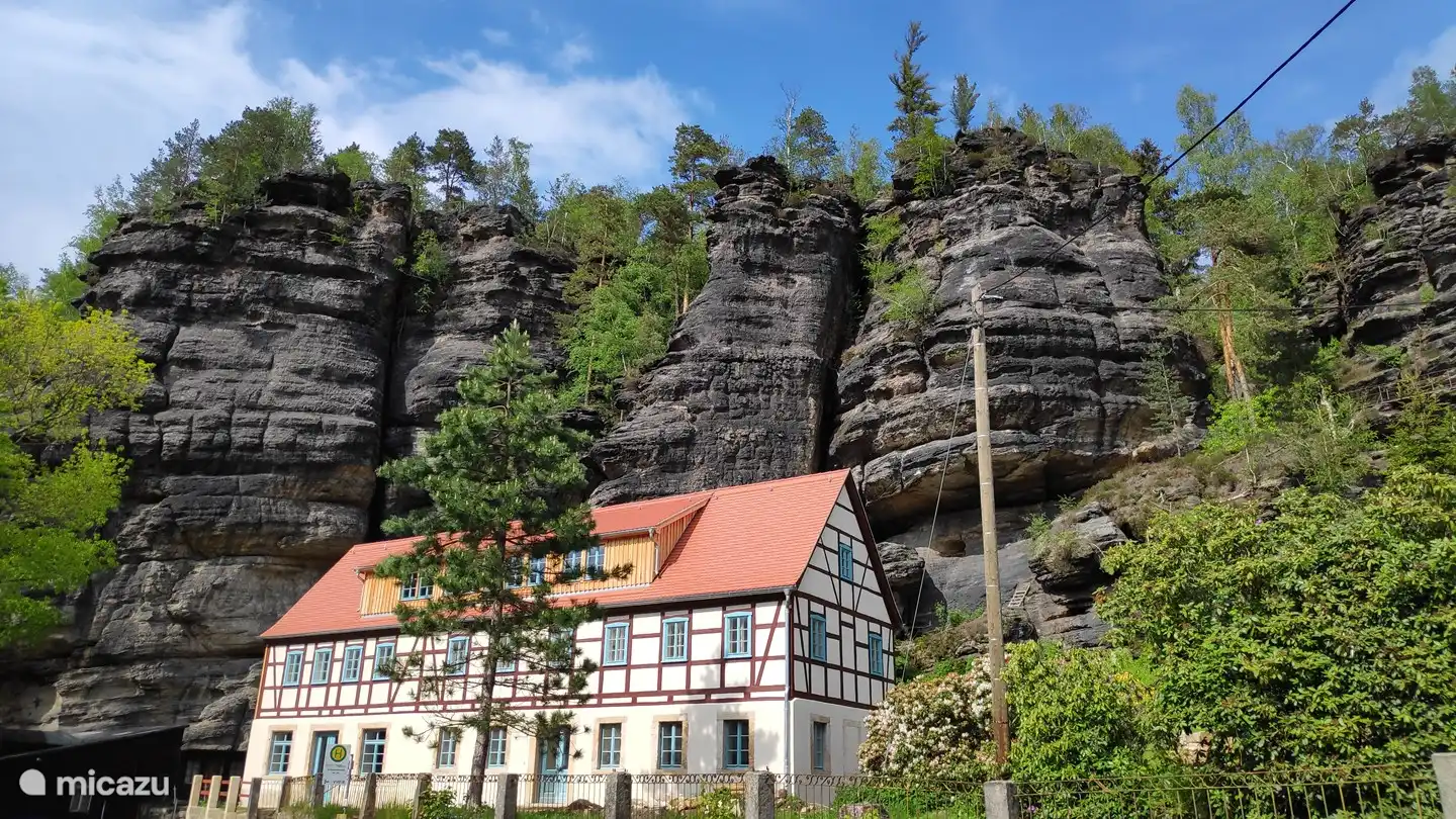 Felsenkeller Bielatal vu de la rue