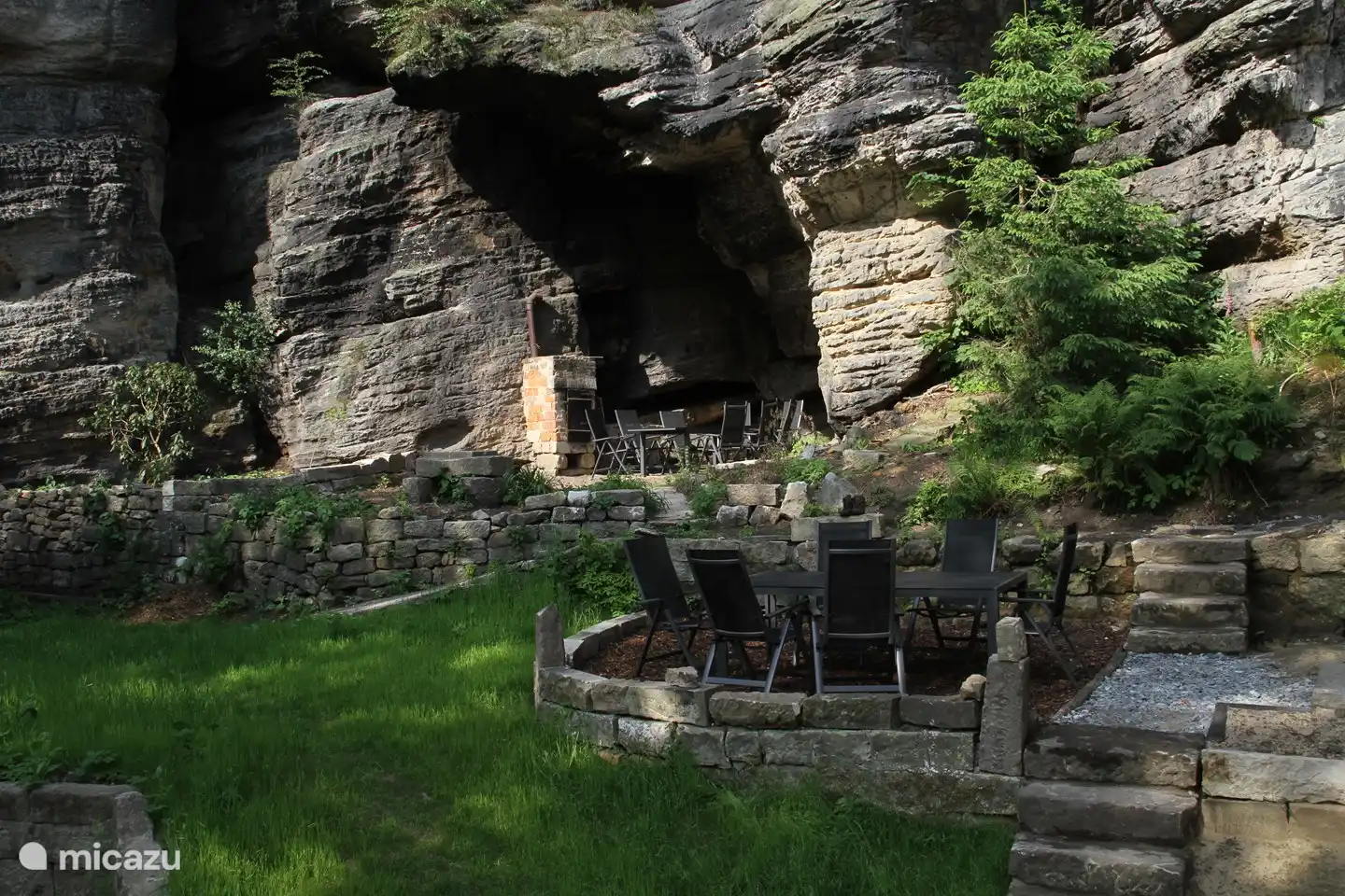 Les deux terrasses à gauche de la maison