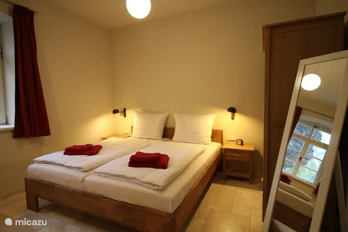 La première chambre avec un espace pour un lit de camping