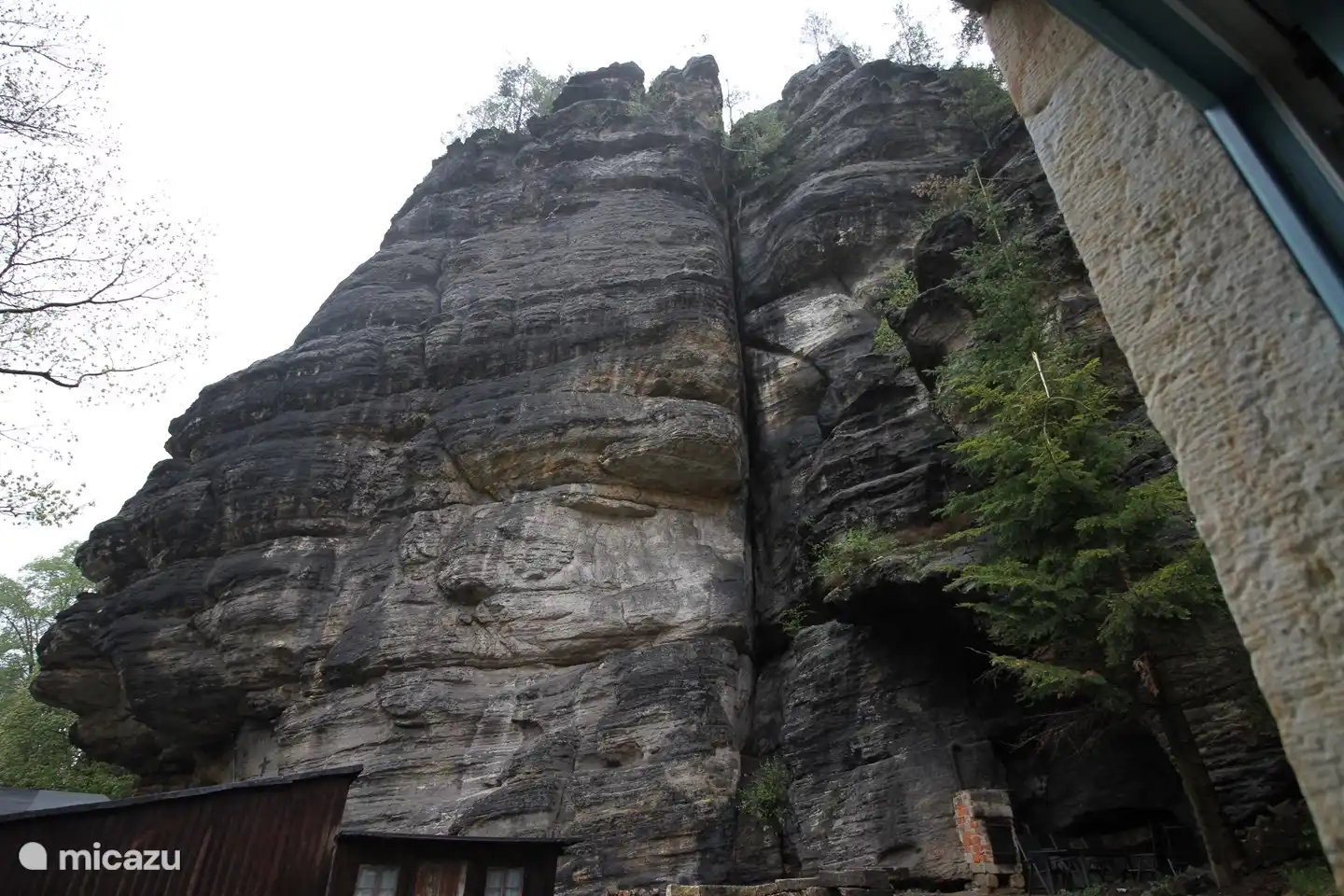 La vue sur les rochers depuis la première chambre