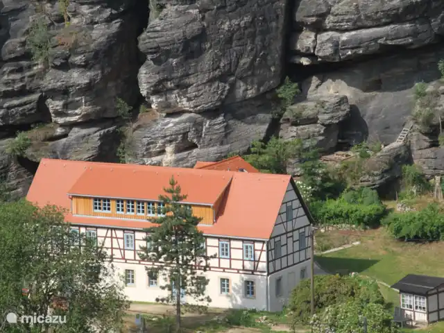 Felsenkeller Bilatal Rosengarten en Alemania, Sajonia, Rosenthal-Bielatal - apartamento Felsenkeller Bielatal con jardín en el lado derecho de la casa
