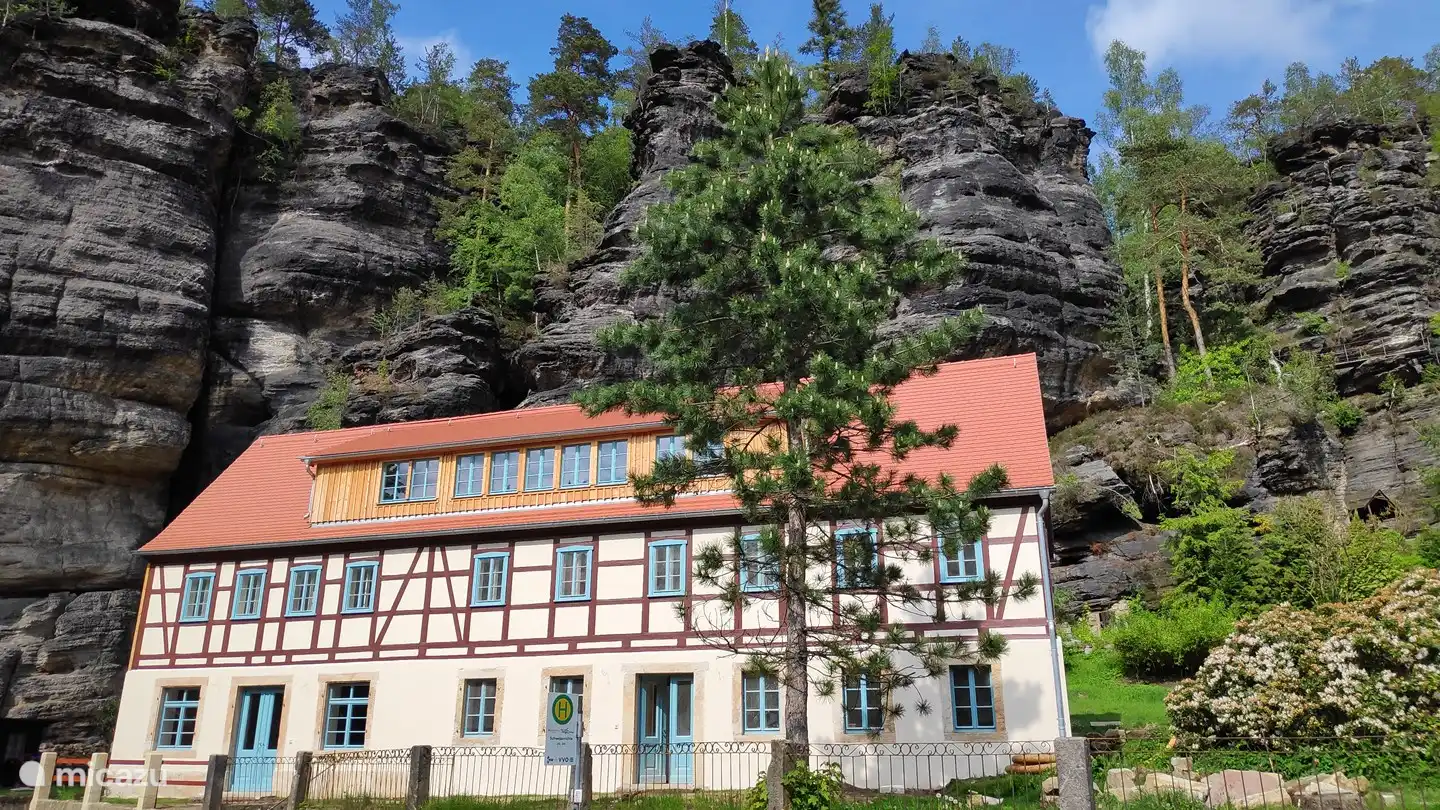 Felsenkeller Bielatal von der Straße aus gesehen