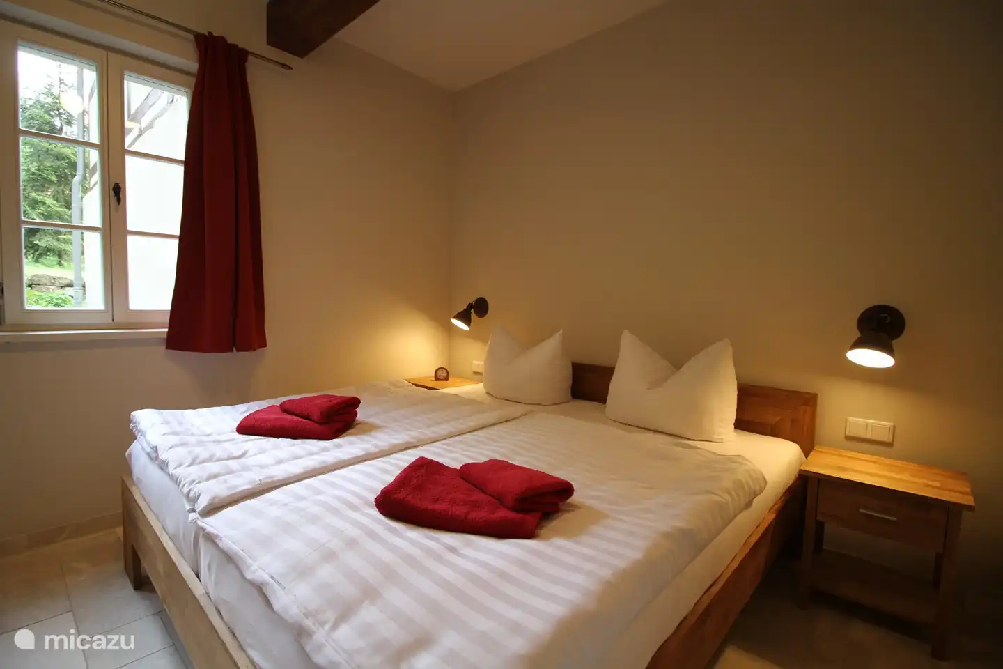 Das erste Schlafzimmer mit Platz für ein Feldbett