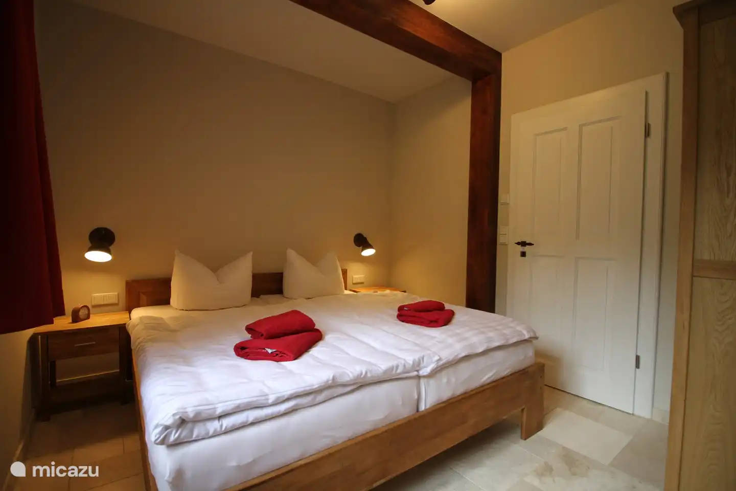 Das erste Schlafzimmer mit Platz für ein Feldbett