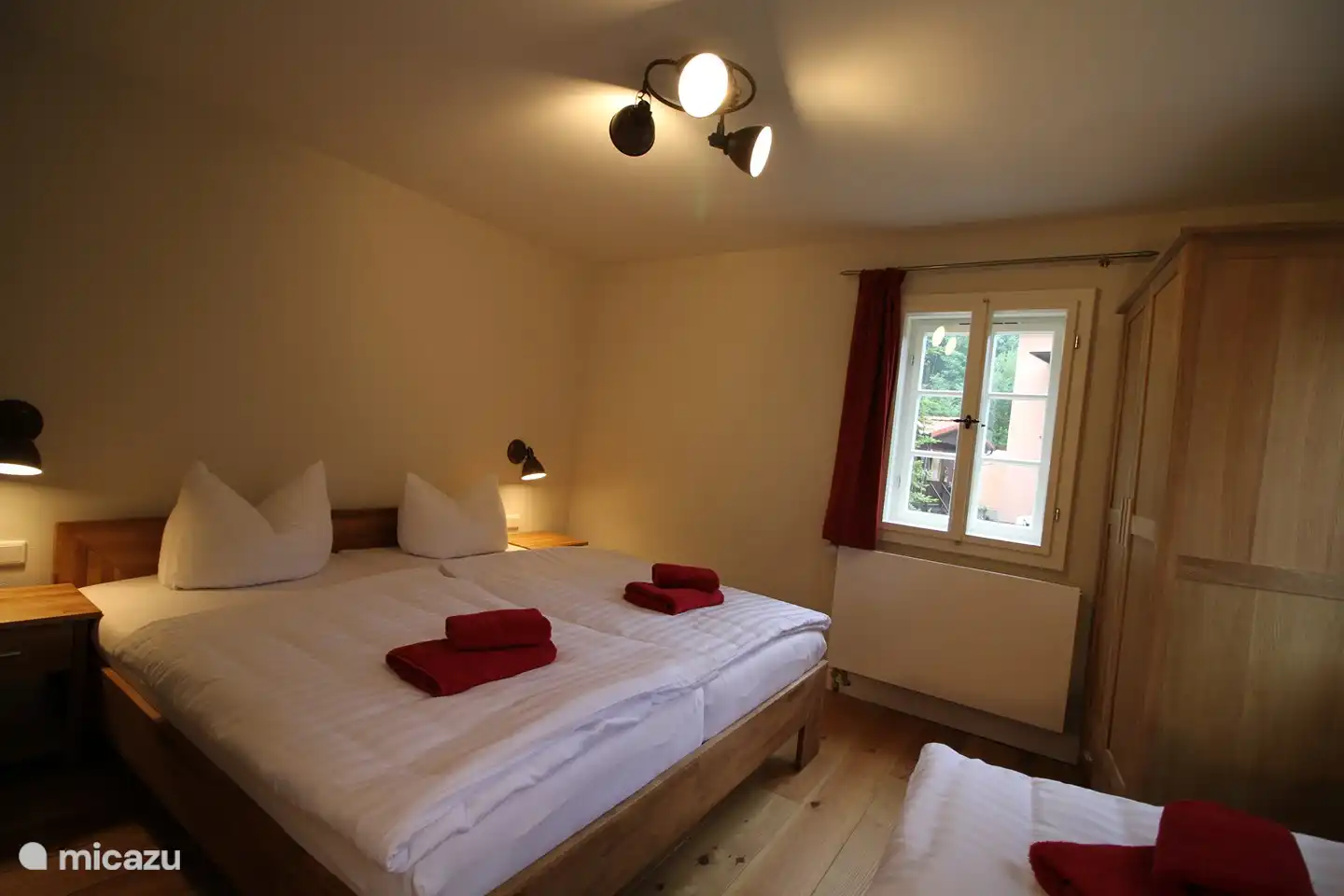 Das erste Schlafzimmer mit drei Betten und Platz für ein Feldbett