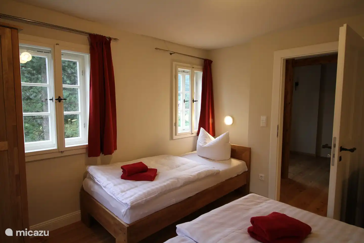 Das erste Schlafzimmer mit drei Betten und Platz für ein Feldbett