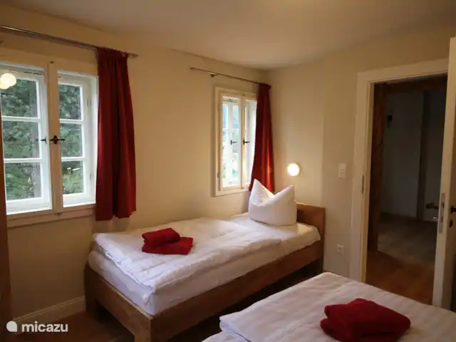 Felsenkeller Bielatal Johanniswacht en Alemania, Sajonia, Rosenthal-Bielatal - apartamento El primer dormitorio con tres camas y espacio para un catre
