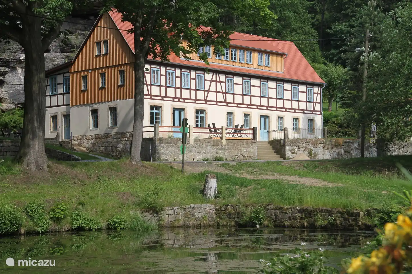Felsenkeller Bielatal mit Teich