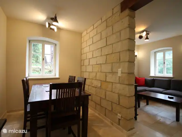Felsenkeller Bielatal Johanniswacht en Alemania, Sajonia, Rosenthal-Bielatal - apartamento El comedor y la sala de estar