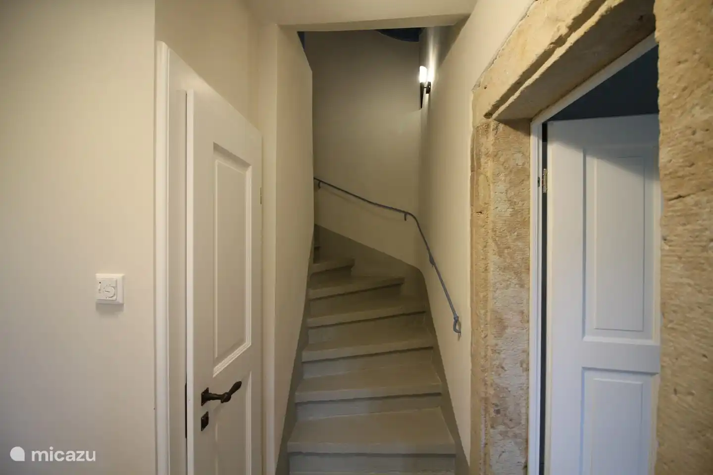 Die Treppe zum Bad und zwei Schlafzimmer