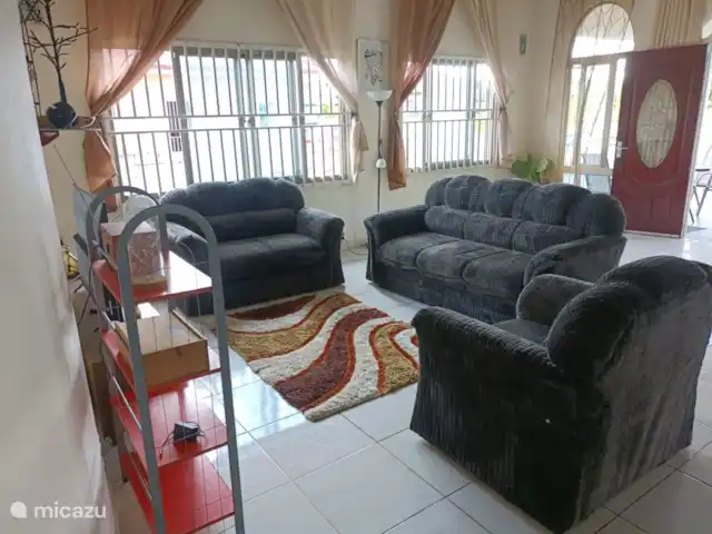 Woning:  VillaParK  -  INDIRA huren in Suriname, Paramaribo, Paramaribo - vakantiehuis Luxe Zit Sofa.