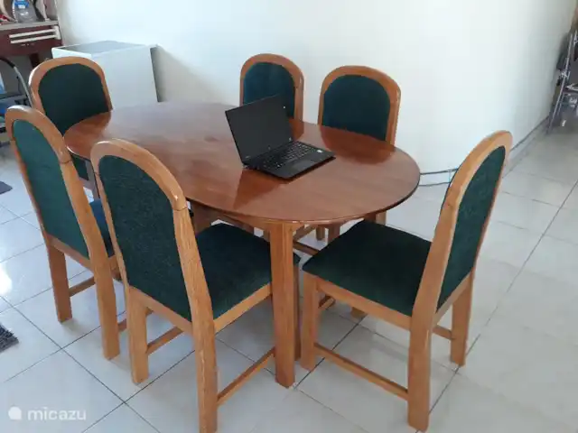 Woning:  VillaParK  -  INDIRA huren in Suriname, Paramaribo, Paramaribo - vakantiehuis ...Prachtige mooie Eetset van Surinaams hout Gele Kabbes....