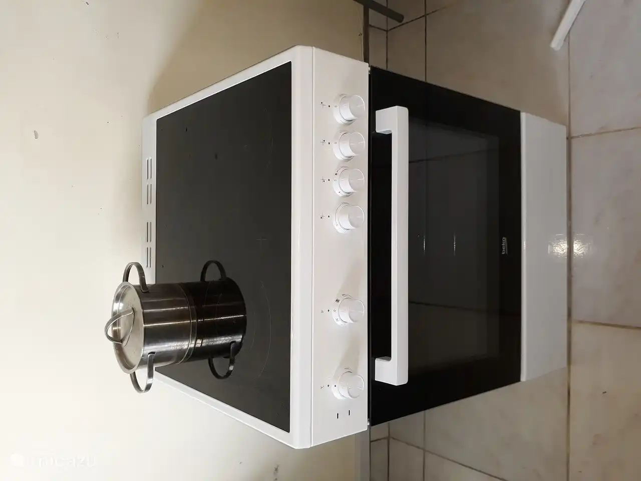 Modern European Oven with 4 burner ceramic hob....delicious baking and cooking in VillaParK INDIR A. There is also a dishwasher in the house for your convenience.