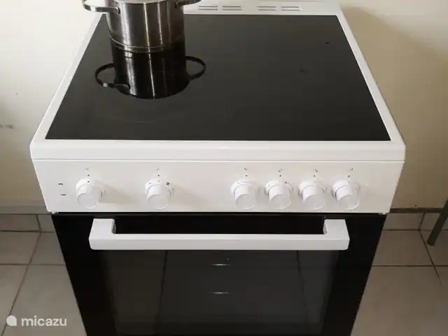 Woning:  VillaParK  -  INDIRA huren in Suriname, Paramaribo, Paramaribo - vakantiehuis Moderne Europesche Oven met 4 pits Keramische Kookplaat....heerlijk bakken en kokkerellen in VillaParK I N D I R A.
Er is voor uw gemak ook een Vaatwasautomaat in de woning.