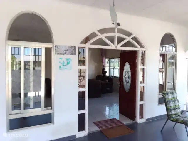 Woning:  VillaParK  -  INDIRA huren in Suriname, Paramaribo, Paramaribo - vakantiehuis Ruime terras 35m^2 meters met dubbele openslaande voordeuren naar woonkamer.
