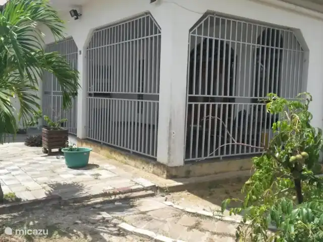 Woning:  VillaParK  -  INDIRA huren in Suriname, Paramaribo, Paramaribo - vakantiehuis Vooraanzicht van woning en terras.