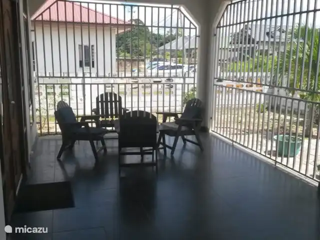 Woning:  VillaParK  -  INDIRA huren in Suriname, Paramaribo, Paramaribo - vakantiehuis Ruime luxe slaapkamer met Airconditioning. Het bed is  riant, 190x160cm.