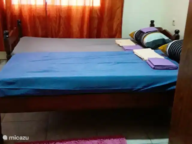 Woning:  VillaParK  -  INDIRA huren in Suriname, Paramaribo, Paramaribo - vakantiehuis Ruime luxe slaapkamer met Airconditioning, ruime opbergkast en 2 aparte bedden.