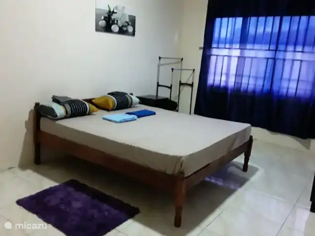 Woning:  VillaParK  -  INDIRA huren in Suriname, Paramaribo, Paramaribo - vakantiehuis Ruime Master bed room,  met Airconditioning en verhoogd plafond.