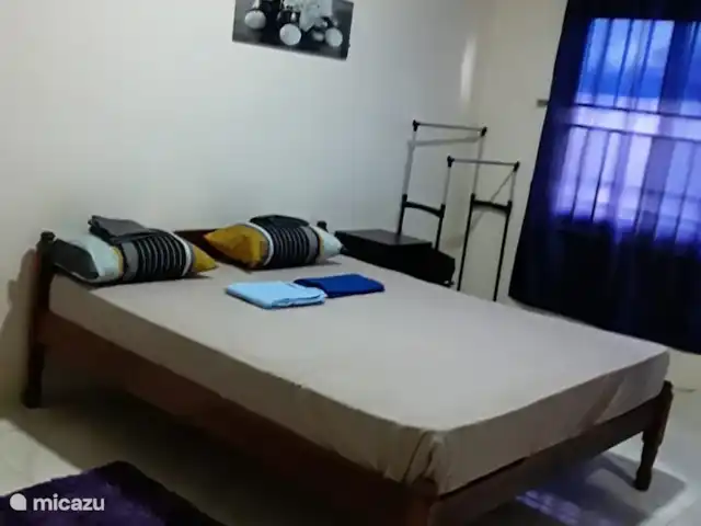 Woning:  VillaParK  -  INDIRA huren in Suriname, Paramaribo, Paramaribo - vakantiehuis Ruime Master bed room,  met Airconditioning en verhoogd plafond, het bed is  riant, 190 x 160 cm.