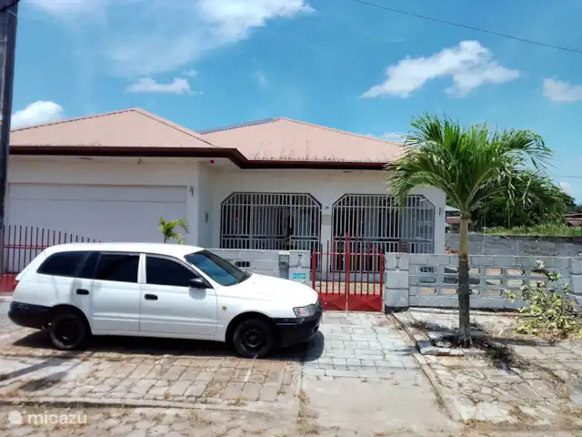 Woning:  VillaParK  -  INDIRA huren in Suriname, Paramaribo, Paramaribo - vakantiehuis Front of Home with Private Parking.