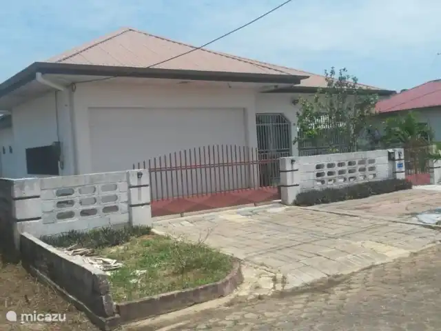 Woning:  VillaParK  -  INDIRA huren in Suriname, Paramaribo, Paramaribo - vakantiehuis Inpandige garage t.b.v. 2 auto's en nog 3 eigen privé parkeer gelegenheid voor de deur van VillaParK  INDIRA
