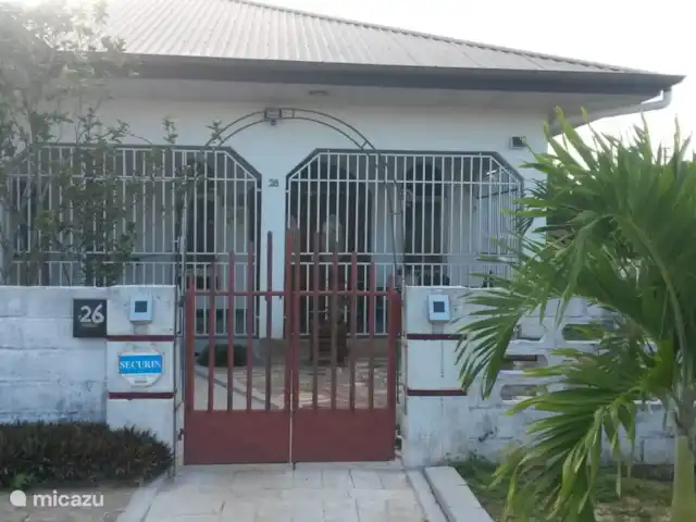 Woning:  VillaParK  -  INDIRA huren in Suriname, Paramaribo, Paramaribo - vakantiehuis VillaParK  INDIRA is rondom goed verlicht, van een Electronische alarm en camera voorzien. U geniet volop van uw privacy in de woning en op het ruime riante terras.