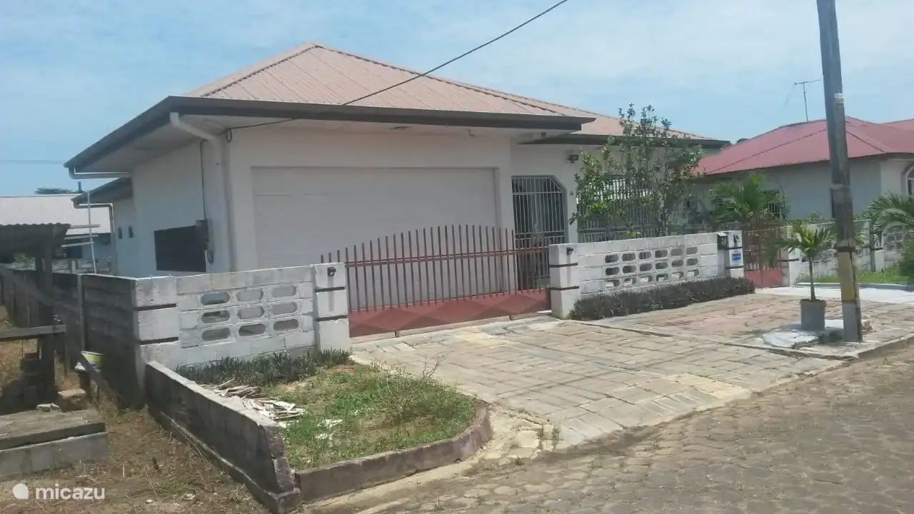 Automatic car gate to the garage for the benefit of two cars.