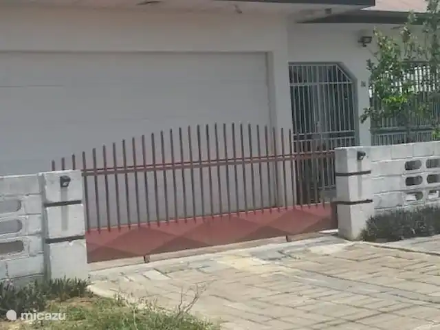 Woning:  VillaParK  -  INDIRA huren in Suriname, Paramaribo, Paramaribo - vakantiehuis Automatische autopoort naar de garage ten behoeve van twee auto's.