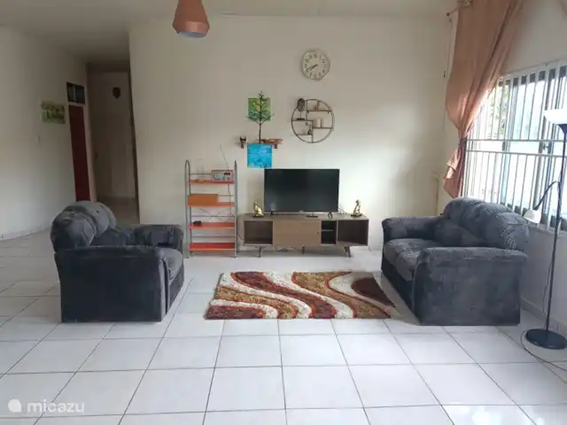 Woning:  VillaParK  -  INDIRA huren in Suriname, Paramaribo, Paramaribo - vakantiehuis Prachtige mooie lichte Woonkamer.