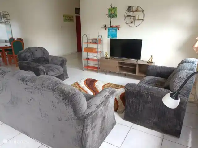 Woning:  VillaParK  -  INDIRA huren in Suriname, Paramaribo, Paramaribo - vakantiehuis Woonkamer met Breedbeeld TV en Internet.